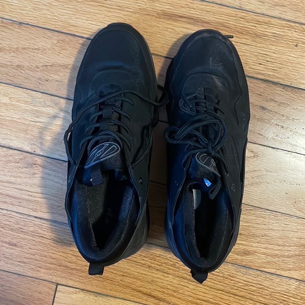 Men’s Heelys. Size 10. Lightly used. Great condition.